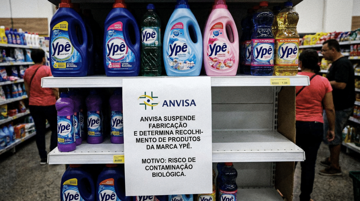 Prateleira de supermercado com frascos da marca Ypê e aviso da Anvisa sobre recolhimento por risco de contaminação.
