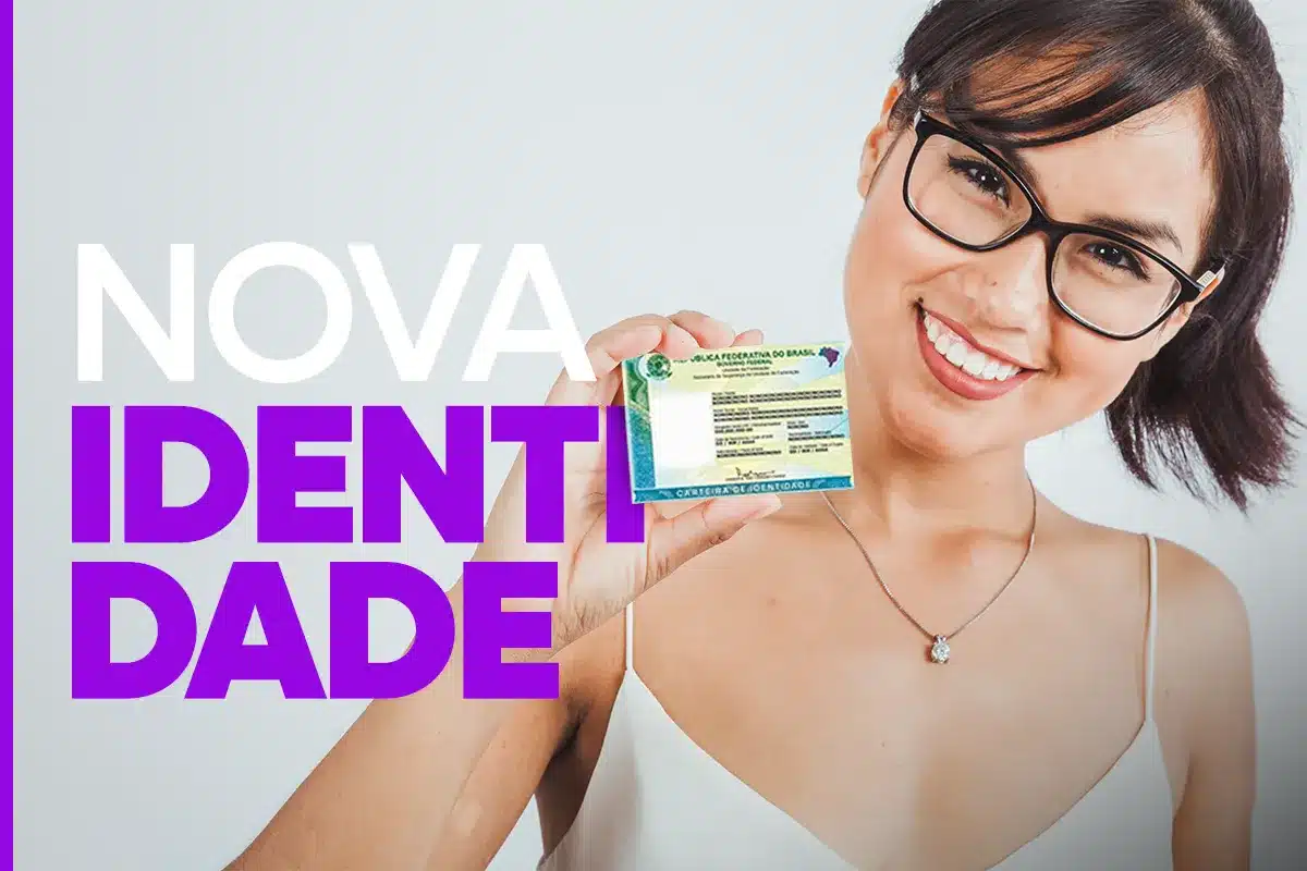 Jovem sorrindo ao segurar a nova carteira de identidade.