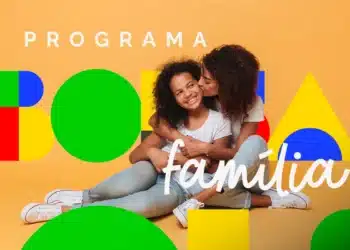Mãe e filha abraçadas na campanha do programa Bolsa Família.
