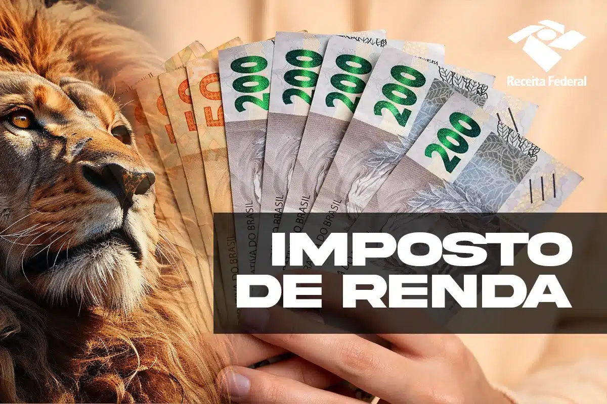 Mão segurando smartphone com tela da Receita Federal sobre cédulas brasileiras de 50 e 100 reais.