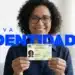 Mulher segurando a nova identidade.