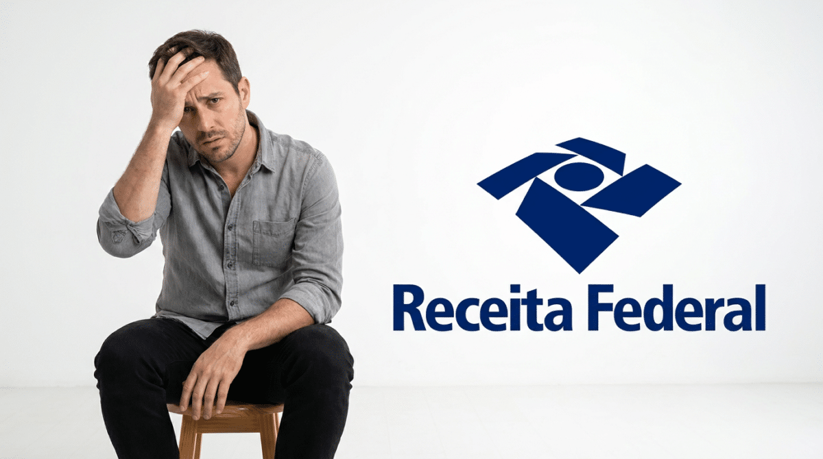 Homem com mão na cabeça, expressão preocupada, sentado em banco ao lado do logotipo da Receita Federal.