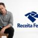 Homem com mão na cabeça, expressão preocupada, sentado em banco ao lado do logotipo da Receita Federal.