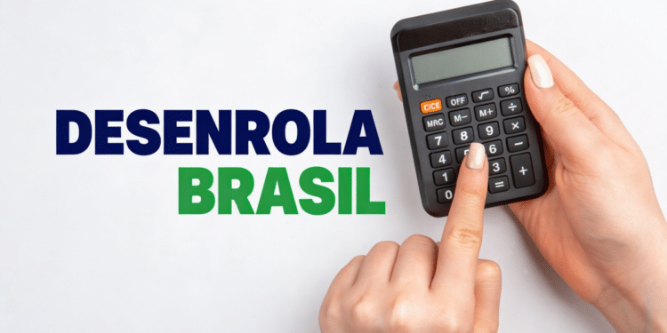Mãos segurando calculadora e nome "Desenrola Brasil" em destaque.