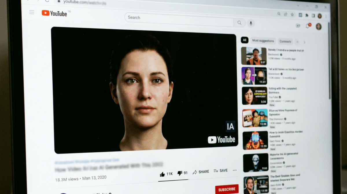 Screenshot de vídeo no YouTube mostrando rosto feminino fotorrealista criado por inteligência artificial, com 18,3 milhões de visualizações.