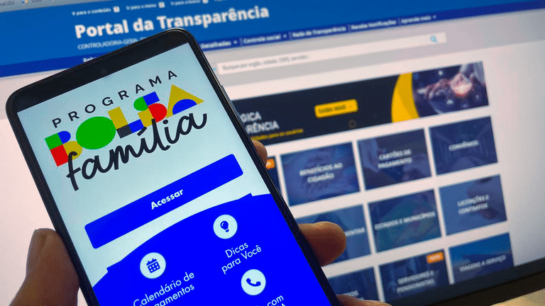 Tela de celular exibe o site do Bolsa Família com a logomarca do programa em destaque.