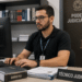 Técnico judiciário concentrado no trabalho em uma sala do Poder Judiciário, em referência à rotina e às vantagens da carreira em 2026.