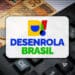 Logotipo colorido do programa Desenrola Brasil em destaque sobre calculadora preta e cédulas de cinquenta reais com moeda
