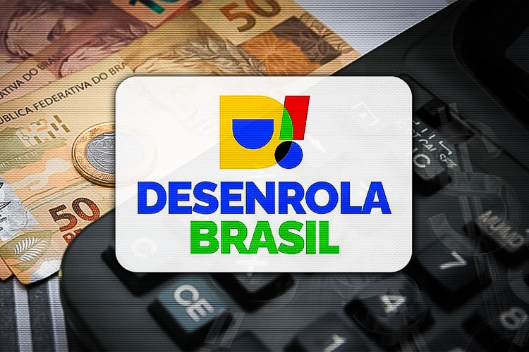 Logotipo do Desenrola Brasil em primeiro plano sobre cédulas de cinquenta reais e calculadora preta