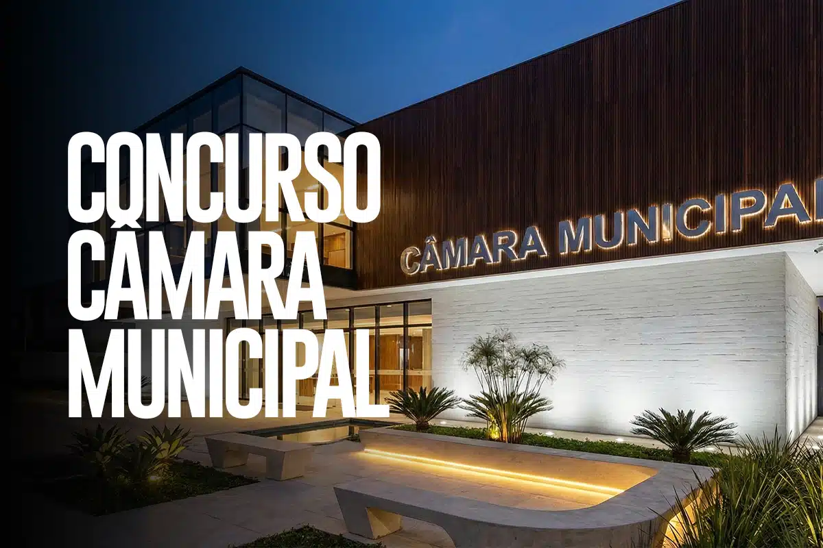 Fachada iluminada da Câmara Municipal à noite, com letreiro luminoso e arte destacando o texto "Concurso Câmara Municipal".