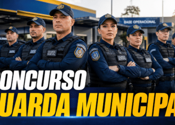 Oito guardas municipais fardados de azul-marinho com coletes e bonés, braços cruzados, em frente à base operacional