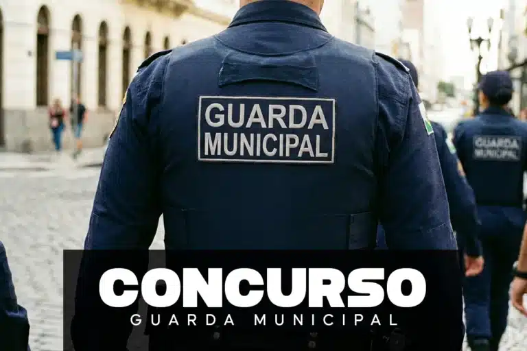 Guardas Municipais de uniforme azul marinho patrulham rua de paralelepípedos em centro histórico brasileiro