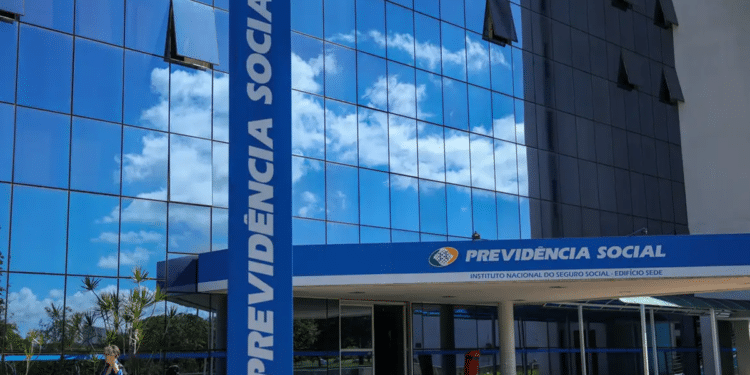 Fachada espelhada do edifício sede da Previdência Social com céu azul refletido