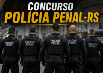 Cinco agentes da Polícia Penal do RS de costas, uniformizados de preto com coletes e inscrição "Polícia Penal"