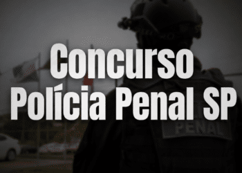Policial penal de costas com capacete tático e uniforme preto com inscrição "PENAL", bandeiras ao fundo.