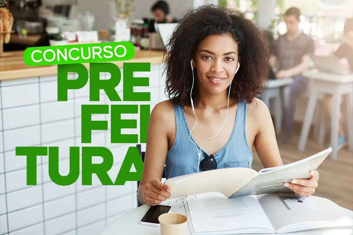 Jovem com fones de ouvido estudando em cafeteria com livros e cadernos abertos, ao lado da inscrição Concurso Prefeitura