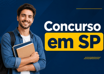 Jovem de camisa azul segura cadernos e sorri, com texto "Concurso em SP" sobre fundo azul-escuro.