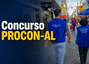 Dois fiscais do PROCON Alagoas com coletes azuis caminham em rua comercial movimentada durante operação de fiscalização