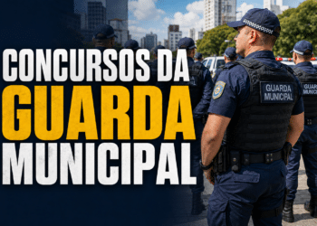 Agentes da Guarda Municipal enfileirados usando uniforme azul marinho, coletes táticos e bonés com inscrição GUARDA MUNICIPAL