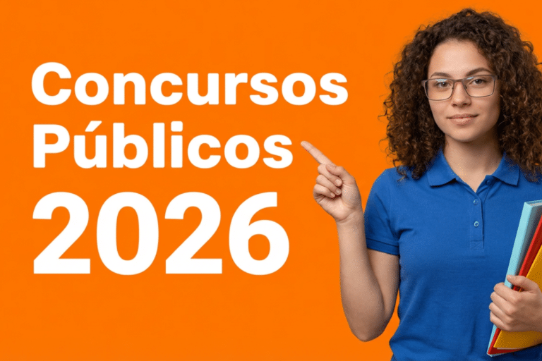 Mulher jovem de cabelos cacheados, óculos e camisa azul segurando pastas coloridas e apontando para texto de concursos