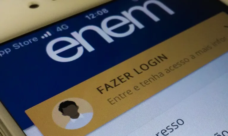 Tela de celular com aplicativo oficial do Enem aberto na opção de login para acompanhar o resultado do recurso da isenção 2026
