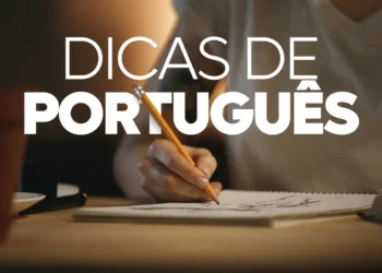 Pessoa escrevendo em caderno com lápis sobre destaque "Dicas de Português", simbolizando o aprendizado de regras gramaticais para concursos.