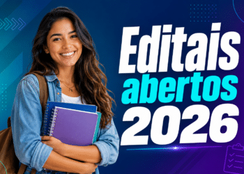 Jovem universitária com cabelos ondulados, camisa jeans e mochila segura cadernos ao lado de texto "Editais abertos 2026".