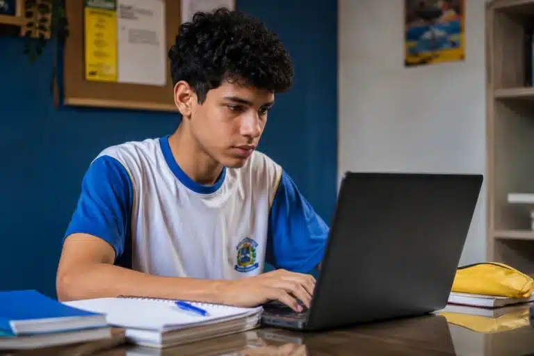 Estudante acessando notebook em ambiente de estudos, representando a inscrição no Enem 2026.