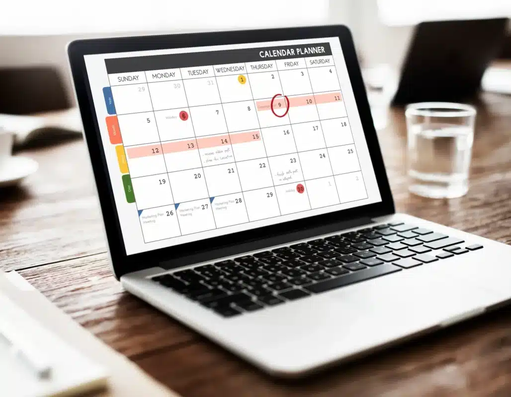 Notebook exibe planejador com datas marcadas, simbolizando o calendário de feriados nacionais do Brasil em 2026