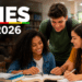 Três jovens sorrindo estudam em biblioteca com livros e cadernos, logo colorido FIES 2026 no canto superior esquerdo.