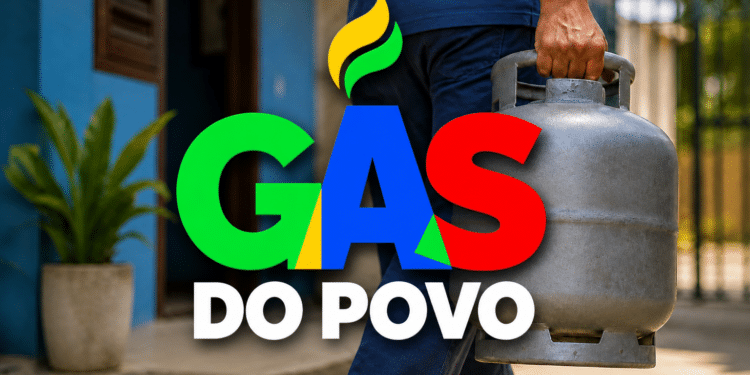Homem de camiseta azul carrega botijão de gás cinza, com logotipo Gás do Povo nas cores verde, azul e vermelho