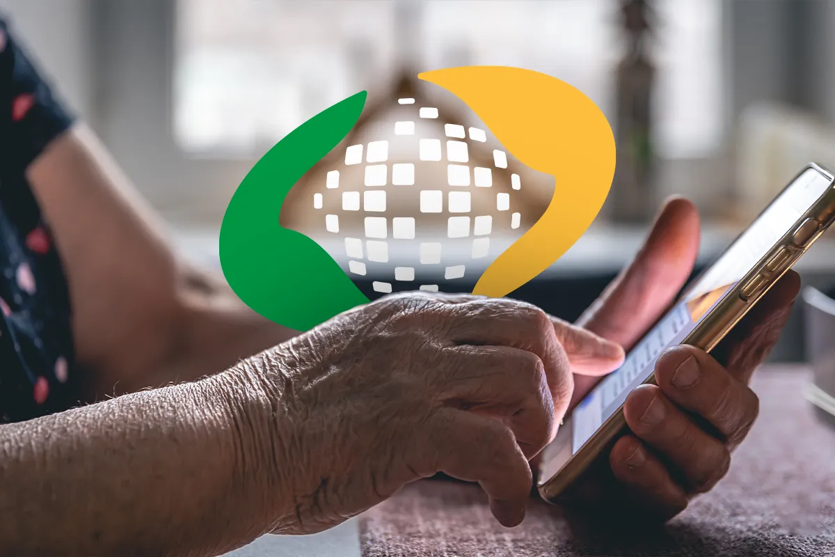 Mãos de pessoa idosa utilizando smartphone com ícone digital do INSS em destaque