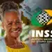Beneficiária do INSS sorri enquanto aparecem notas de dinheiro e o logotipo do Instituto Nacional do Seguro Social, representando o saque de R$ 12.713,32 liberado nesta sexta-feira (8).