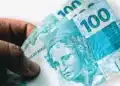 Notas de cem reais ilustrando o novo salário mínimo de R$ 1.874 aprovado pela Assembleia Legislativa.