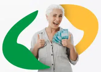 Idosa com cédulas de dinheiro nas mãos comemorando, representando o benefício do INSS de R$ 8.475,55 liberado nesta segunda-feira (1º).
