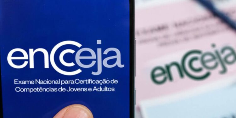 Smartphone exibindo logotipo do Encceja com a sigla em destaque e o texto Exame Nacional para Certificação de Competências de Jovens e Adultos