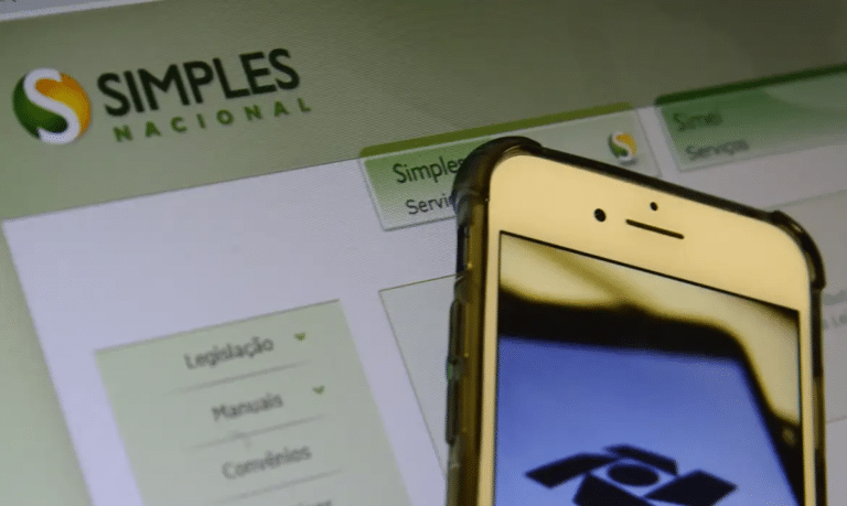 Tela de smartphone com logos da Receita Federal, Simples Nacional e Microempreendedor Individual ao lado de calculadora cinza e agenda azul