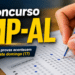 Mão segurando caneta azul preenchendo cartão-resposta com questões de múltipla escolha do concurso MP-AL.