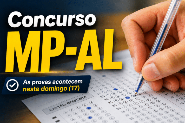 Mão segurando caneta azul preenchendo cartão-resposta com questões de múltipla escolha do concurso MP-AL.