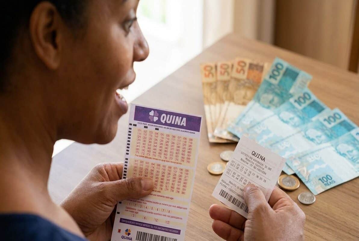 Mulher segura volante e recibo da Quina sobre mesa com notas de 50 e 100 reais e moedas