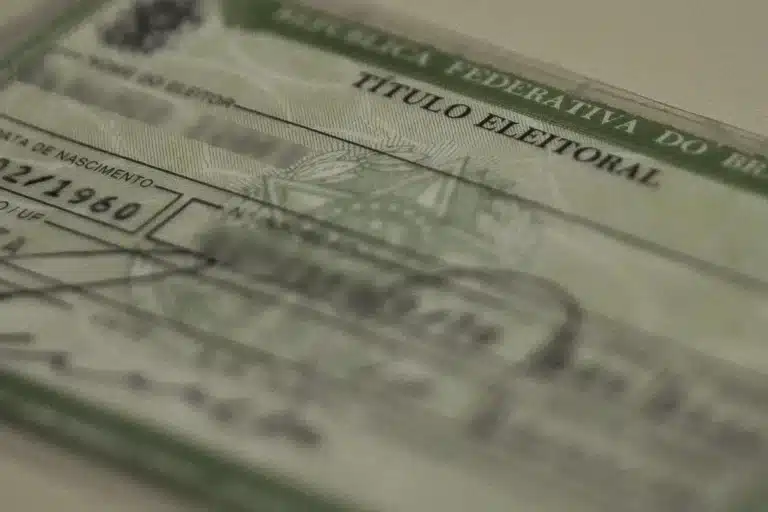 Título de eleitor brasileiro usado para ilustrar a reabertura do cadastro eleitoral em 2026
