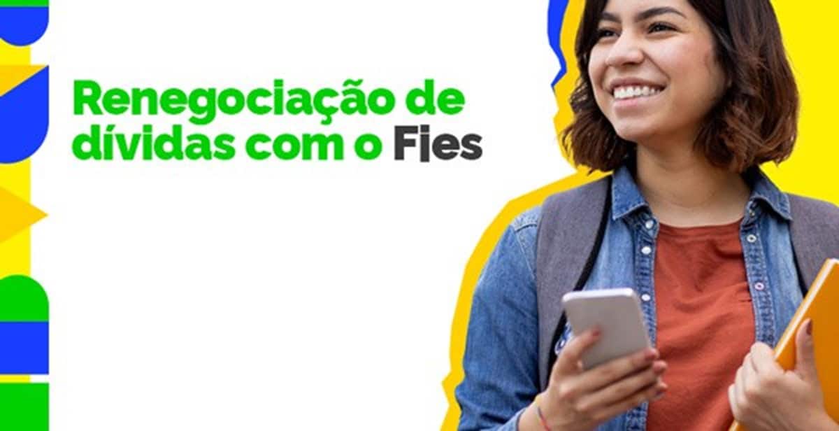 Estudante acessa portal do Desenrola Fies pelo celular para renegociar dívidas do financiamento estudantil