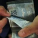 Mãos contando notas de cem reais durante recebimento de valores do abono salarial PIS/Pasep