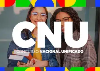 Duas jovens estudantes sorrindo segurando livros com a sigla CNU em destaque e a expressão "Concurso Nacional Unificado" abaixo
