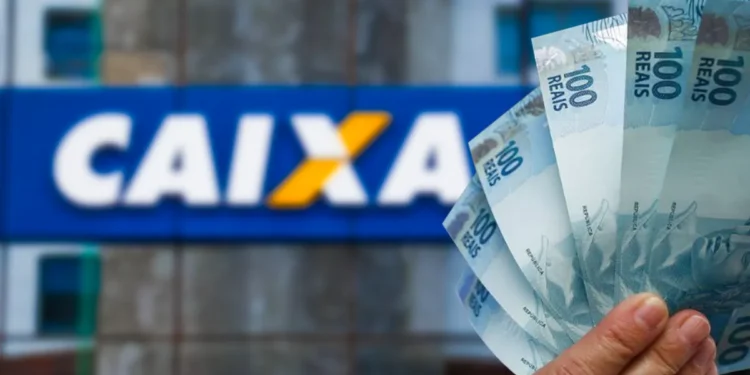 Notas de R$ 100 em frente a uma agência da Caixa, ilustrando saque de R$ 6.220 com prazo de solicitação em maio para alguns CPFs.