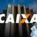 Fachada de prédio da CAIXA com cédulas de R$ 100 em destaque, representando o saque de R$ 6.220 autorizado para novos brasileiros.