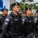 Soldados da Polícia Militar do Espírito Santo perfilados em cerimônia usando boinas pretas e coletes táticos azuis.