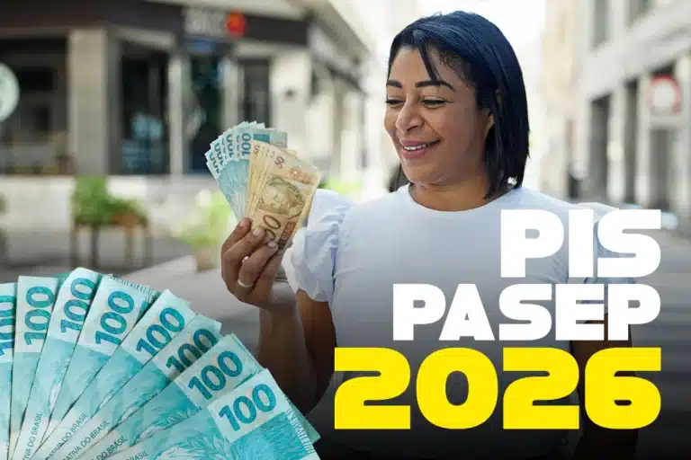 Mulher sorrindo segurando dinheiro em espécie, representando os valores do pagamento do PIS/Pasep 2026 conforme os meses trabalhados