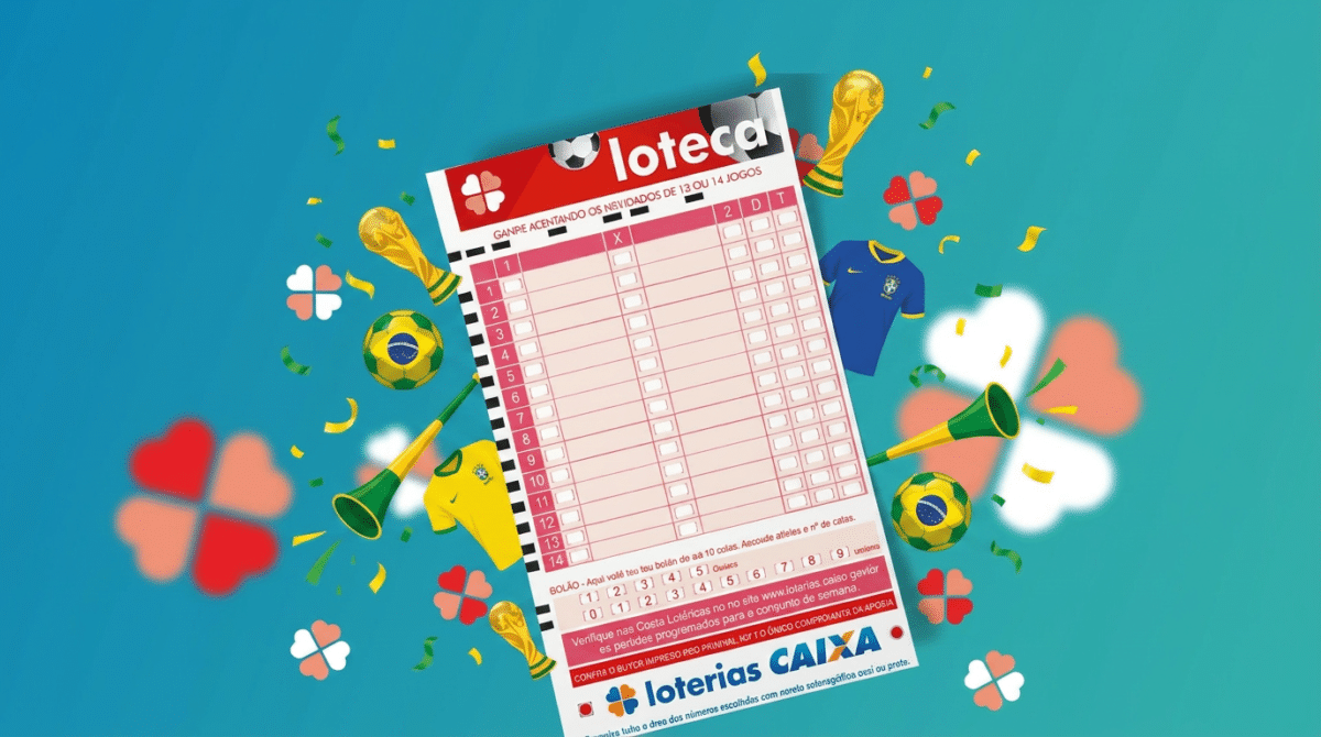 Volante da Loteca com colunas de apostas, cercado por troféus da Copa, camisas do Brasil e bolas de futebol