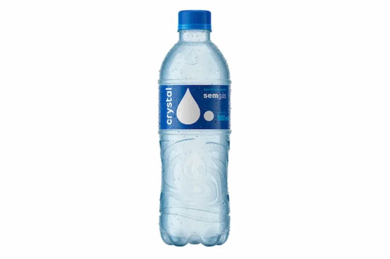 Garrafa de água mineral Crystal sem gás recolhida após alerta da Anvisa por contaminação bacteriana.